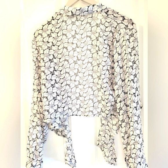 Black and white shrug top size small - Picture 3 of 5